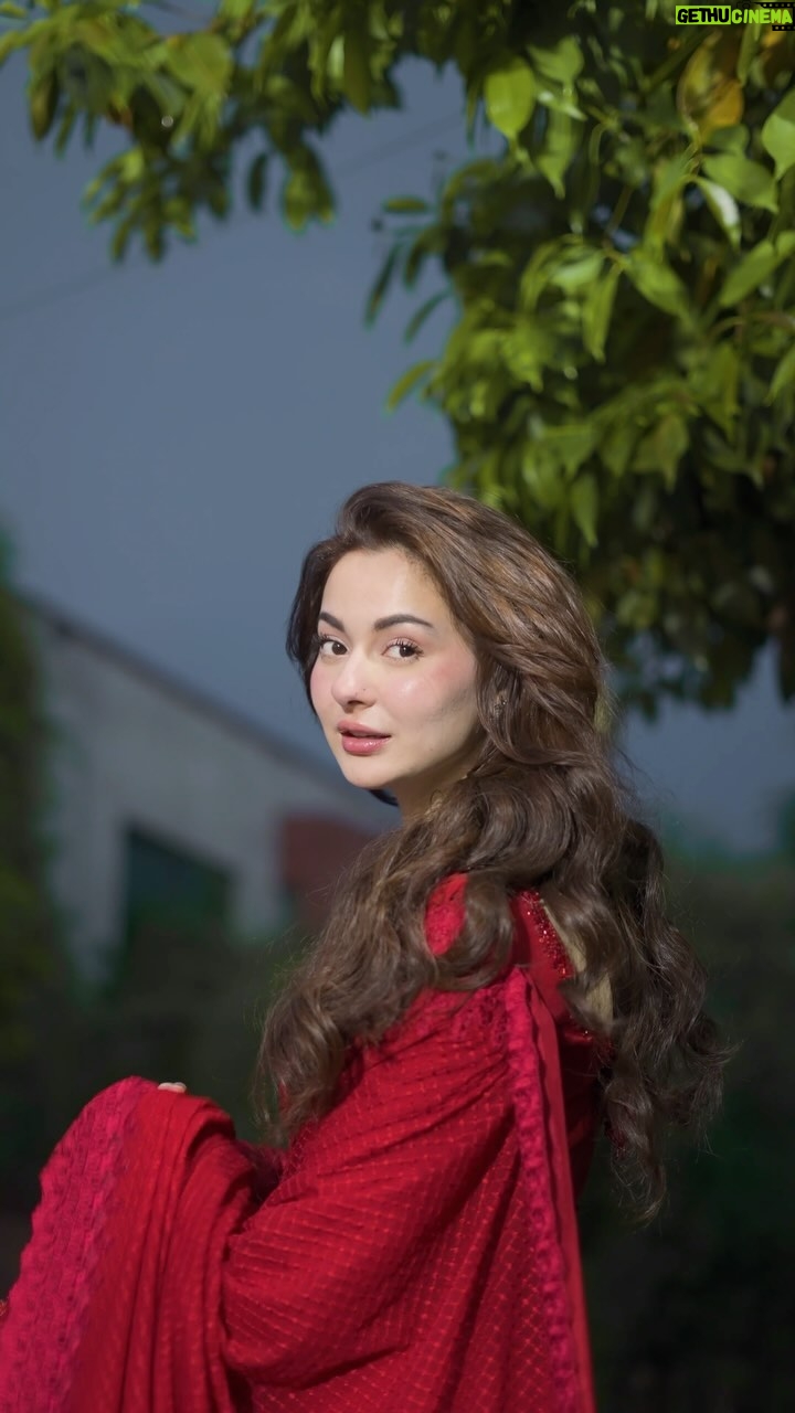 Hania Aamir Instagram - 🌹 . Outfit: @faizasaqlain Stylist: @aarindanoor Hair: @thecutbyhuma Jewellery: @amayrajewelspk Video: annaskhalid_