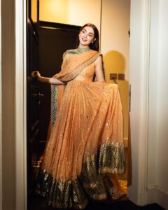 Hania Aamir Instagram - 🤌🏻 . outfit @hussainrehar.official jewels @amayrajewelspk styling @aarindanoor hair & makeup @sonia_nazir photography @mngopro