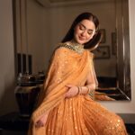 Hania Aamir Instagram – 🤌🏻
.
outfit @hussainrehar.official 
jewels @amayrajewelspk 
styling @aarindanoor 
hair & makeup @sonia_nazir 
photography @mngopro