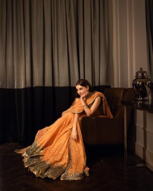 Hania Aamir Instagram - 🤌🏻
.
outfit @hussainrehar.official 
jewels @amayrajewelspk 
styling @aarindanoor 
hair & makeup @sonia_nazir 
photography @mngopro