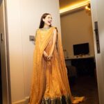 Hania Aamir Instagram – 🤌🏻
.
outfit @hussainrehar.official 
jewels @amayrajewelspk 
styling @aarindanoor 
hair & makeup @sonia_nazir 
photography @mngopro