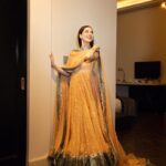Hania Aamir Instagram – 🤌🏻
.
outfit @hussainrehar.official 
jewels @amayrajewelspk 
styling @aarindanoor 
hair & makeup @sonia_nazir 
photography @mngopro