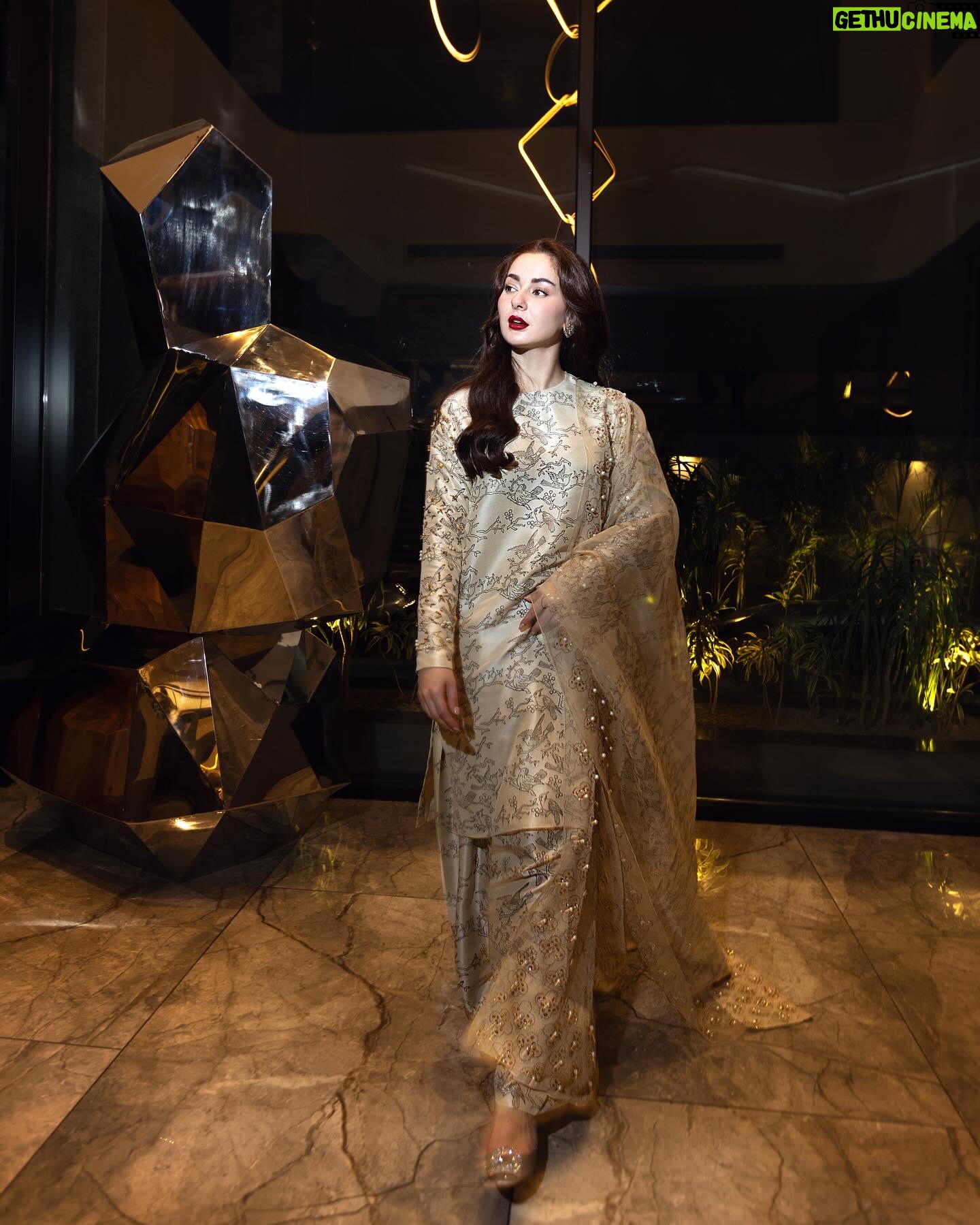 Hania Aamir Instagram - 🫵🏻🫂 . outfit @museluxe styling @aarindanoor jewels @amayrajewelspk hair @thecutbyhuma photography @mngopro