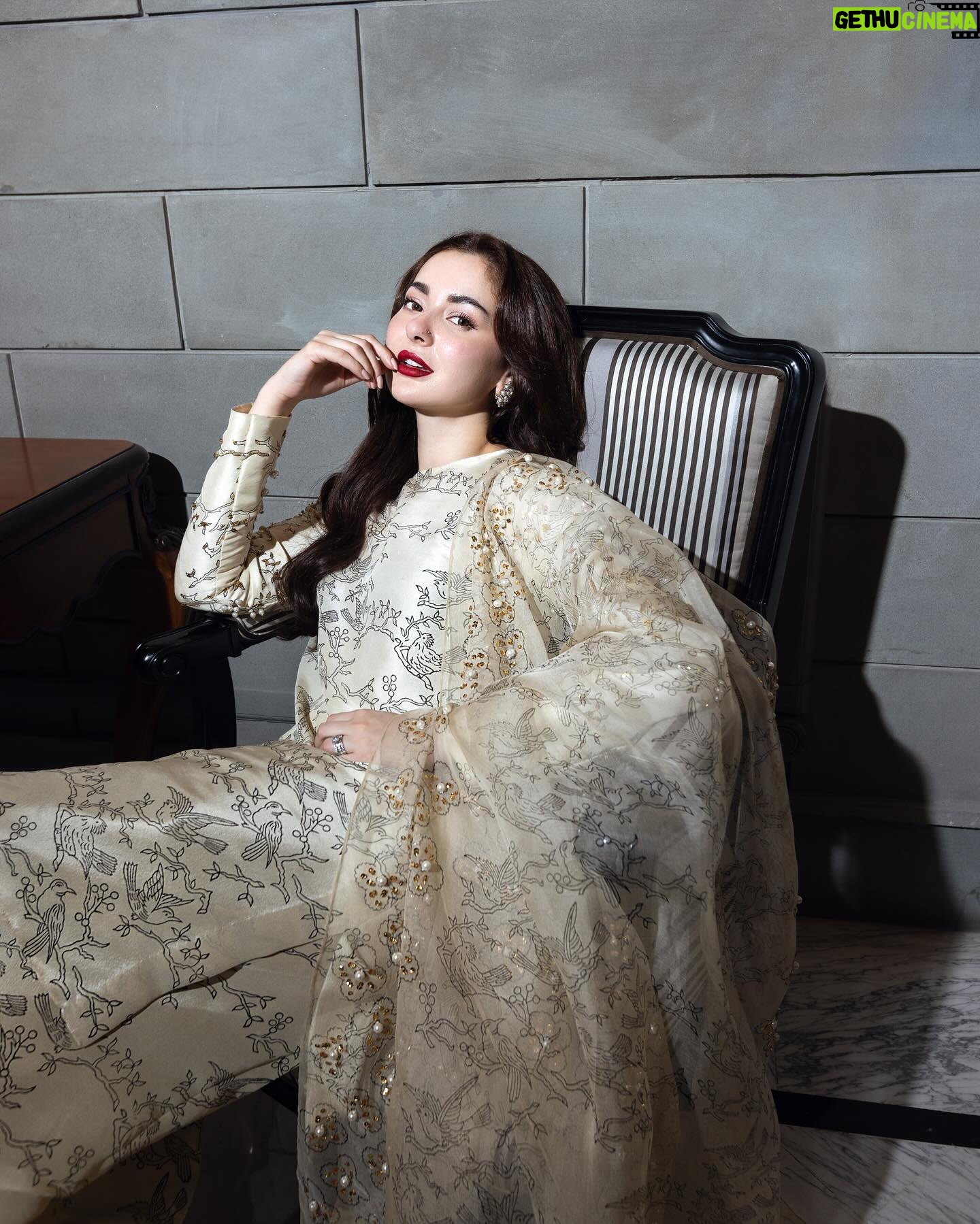 Hania Aamir Instagram - 🫵🏻🫂 . outfit @museluxe styling @aarindanoor jewels @amayrajewelspk hair @thecutbyhuma photography @mngopro