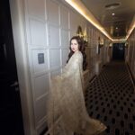 Hania Aamir Instagram - 🫵🏻🫂 . outfit @museluxe styling @aarindanoor jewels @amayrajewelspk hair @thecutbyhuma photography @mngopro