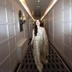 Hania Aamir Instagram - 🫵🏻🫂 . outfit @museluxe styling @aarindanoor jewels @amayrajewelspk hair @thecutbyhuma photography @mngopro