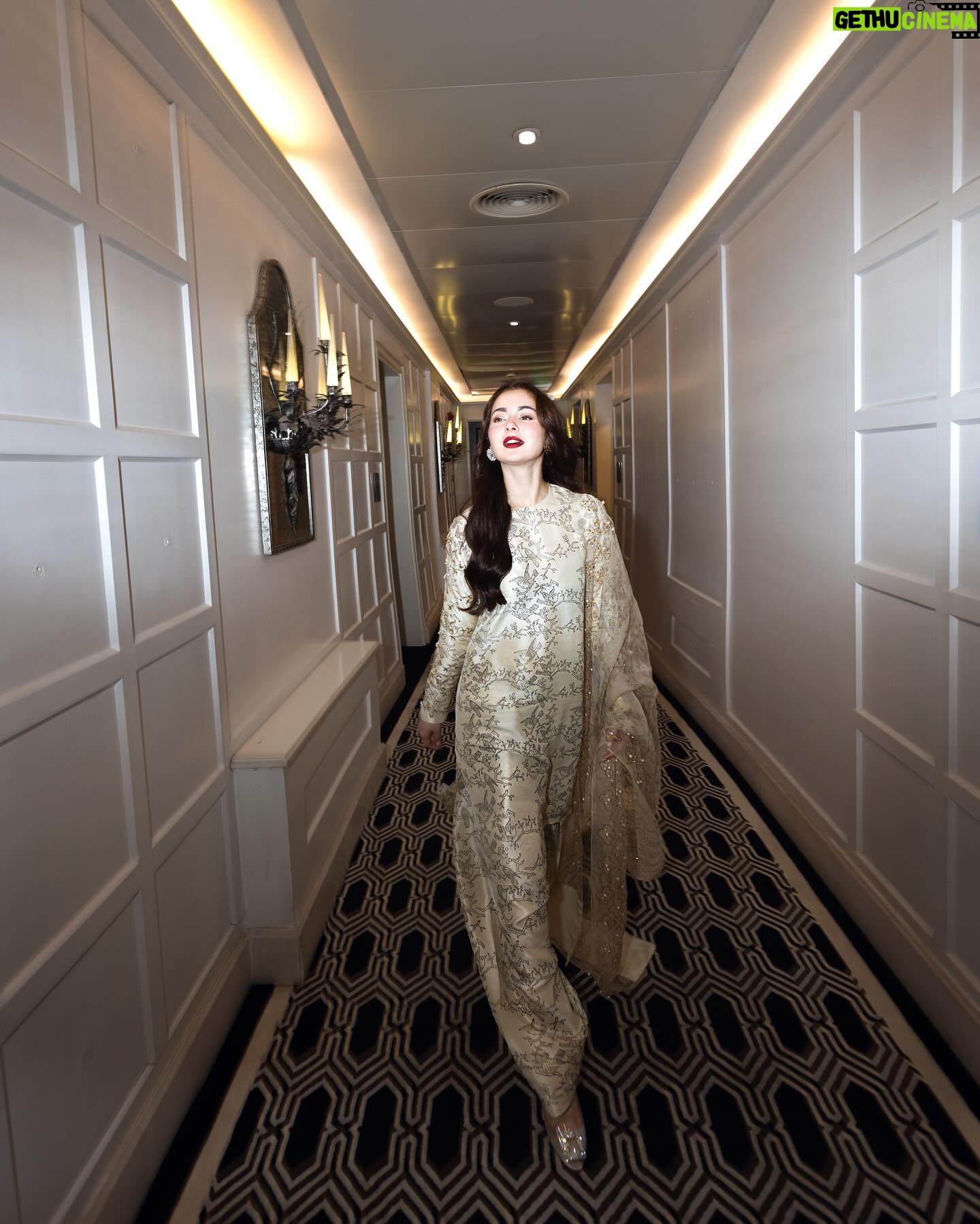Hania Aamir Instagram - 🫵🏻🫂 . outfit @museluxe styling @aarindanoor jewels @amayrajewelspk hair @thecutbyhuma photography @mngopro