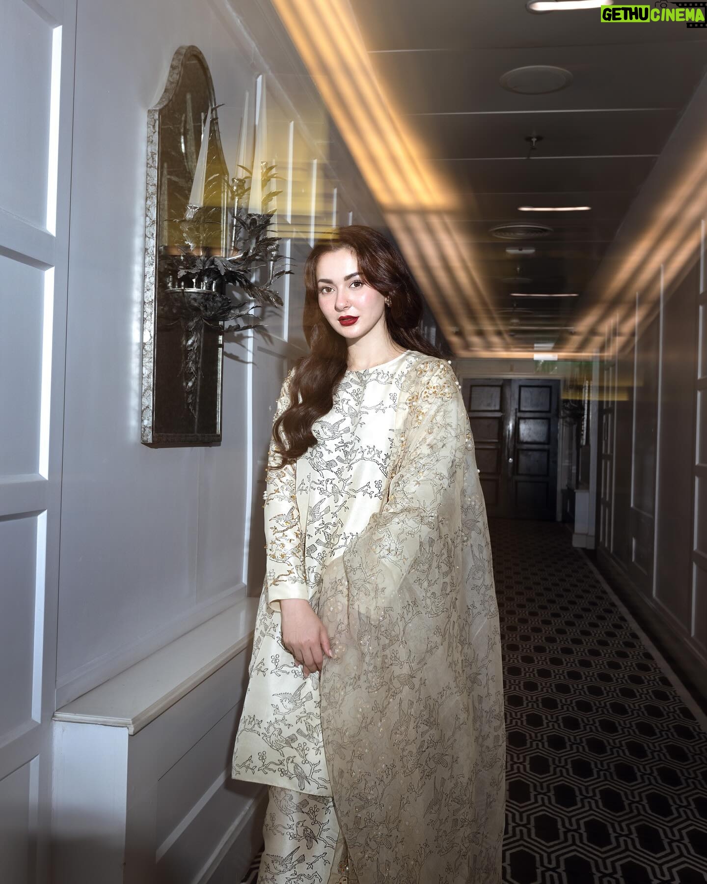Hania Aamir Instagram - 🫵🏻🫂 . outfit @museluxe styling @aarindanoor jewels @amayrajewelspk hair @thecutbyhuma photography @mngopro