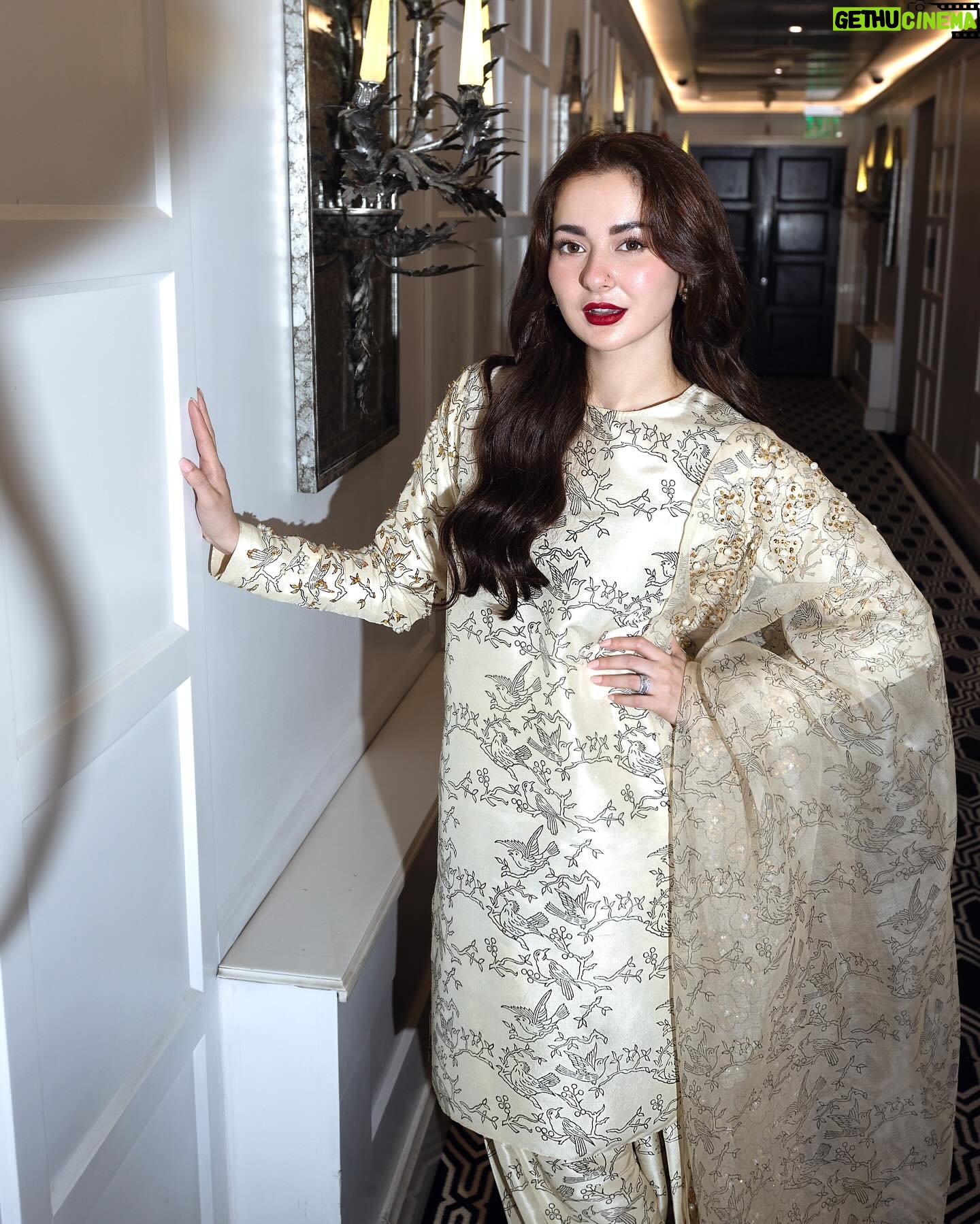 Hania Aamir Instagram - 🫵🏻🫂 . outfit @museluxe styling @aarindanoor jewels @amayrajewelspk hair @thecutbyhuma photography @mngopro