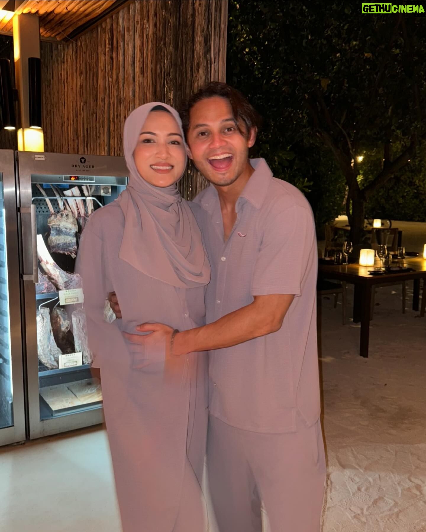 Hanis Zalikha Instagram - 🕯️ makan dalam gelap bersama-sama.