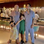 Hanis Zalikha Instagram - 🕯️ makan dalam gelap bersama-sama.