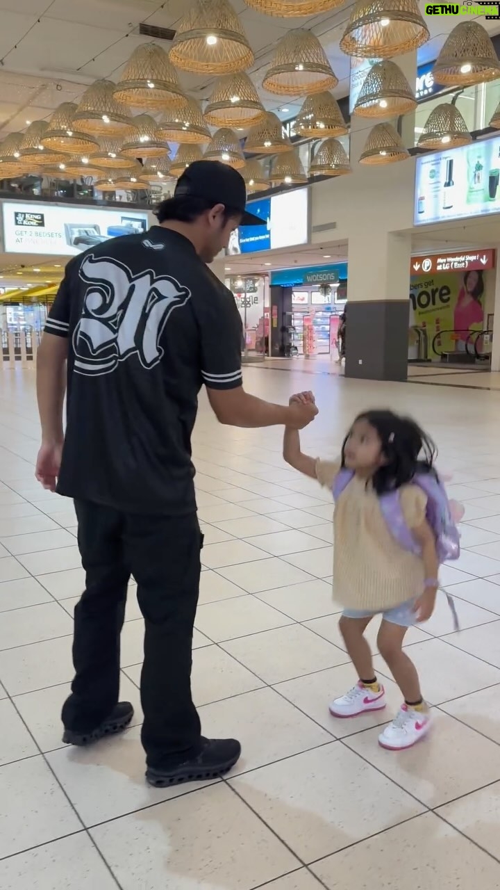 Hanis Zalikha Instagram - Today its my birthday & Hari ini 23 April 2024 @thealisaaisyah first day sekolah, Mommy dia lepas hantar Alisa sekolah , mommy dia sedih ‘ my last baby dah masuk sekolah 😢 Hahah anak2 kita dah besar sayang @haniszalikha Alhamdulillah 🙏🏻