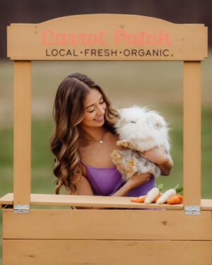 Hannah Colin Instagram - bunny kisses. 🐰 🥕

Happy Easter everyone!! 🐣 
#hannahgracecolin #happyeaster #easter #easterbunny #viral #explorepage #sunday #beyou #selflove #kindnesswinshgc #bunnyfarm #thebestisyettocome