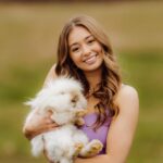 Hannah Colin Instagram - bunny kisses. 🐰 🥕 Happy Easter everyone!! 🐣 #hannahgracecolin #happyeaster #easter #easterbunny #viral #explorepage #sunday #beyou #selflove #kindnesswinshgc #bunnyfarm #thebestisyettocome