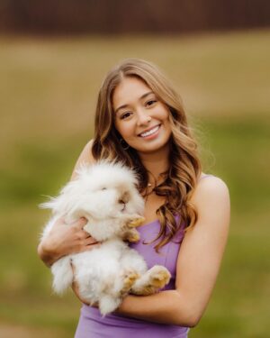 Hannah Colin Instagram - bunny kisses. 🐰 🥕

Happy Easter everyone!! 🐣 
#hannahgracecolin #happyeaster #easter #easterbunny #viral #explorepage #sunday #beyou #selflove #kindnesswinshgc #bunnyfarm #thebestisyettocome