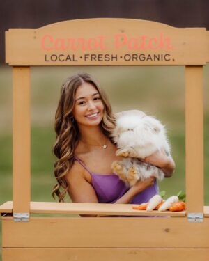 Hannah Colin Instagram - bunny kisses. 🐰 🥕

Happy Easter everyone!! 🐣 
#hannahgracecolin #happyeaster #easter #easterbunny #viral #explorepage #sunday #beyou #selflove #kindnesswinshgc #bunnyfarm #thebestisyettocome