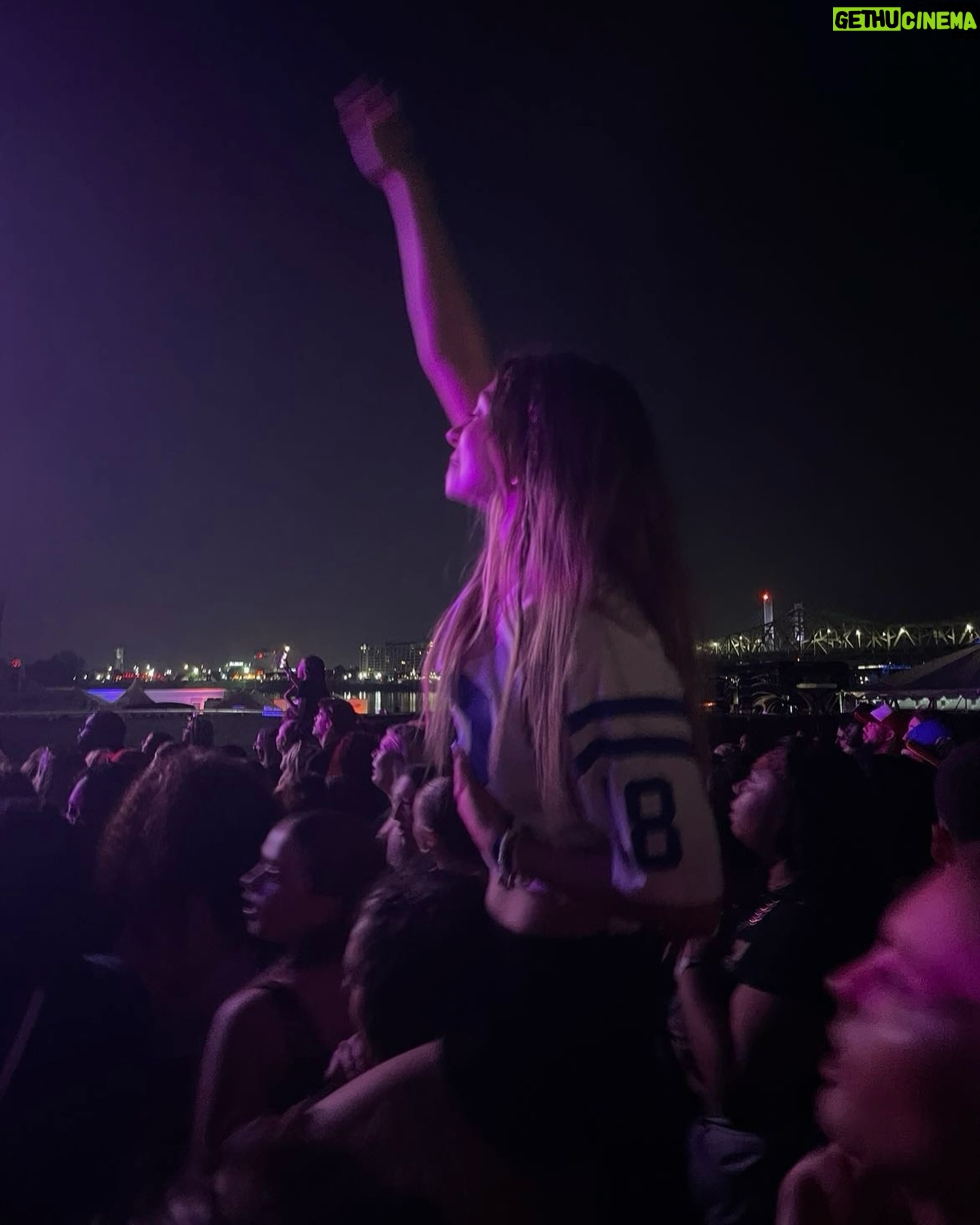 Hannah Colin Instagram - @sza ⭐️ . . . #hannahgracecolin #sza #gazebo #louisville #explorepage #viral #waterfront #concert #bestfriends #aesthetic