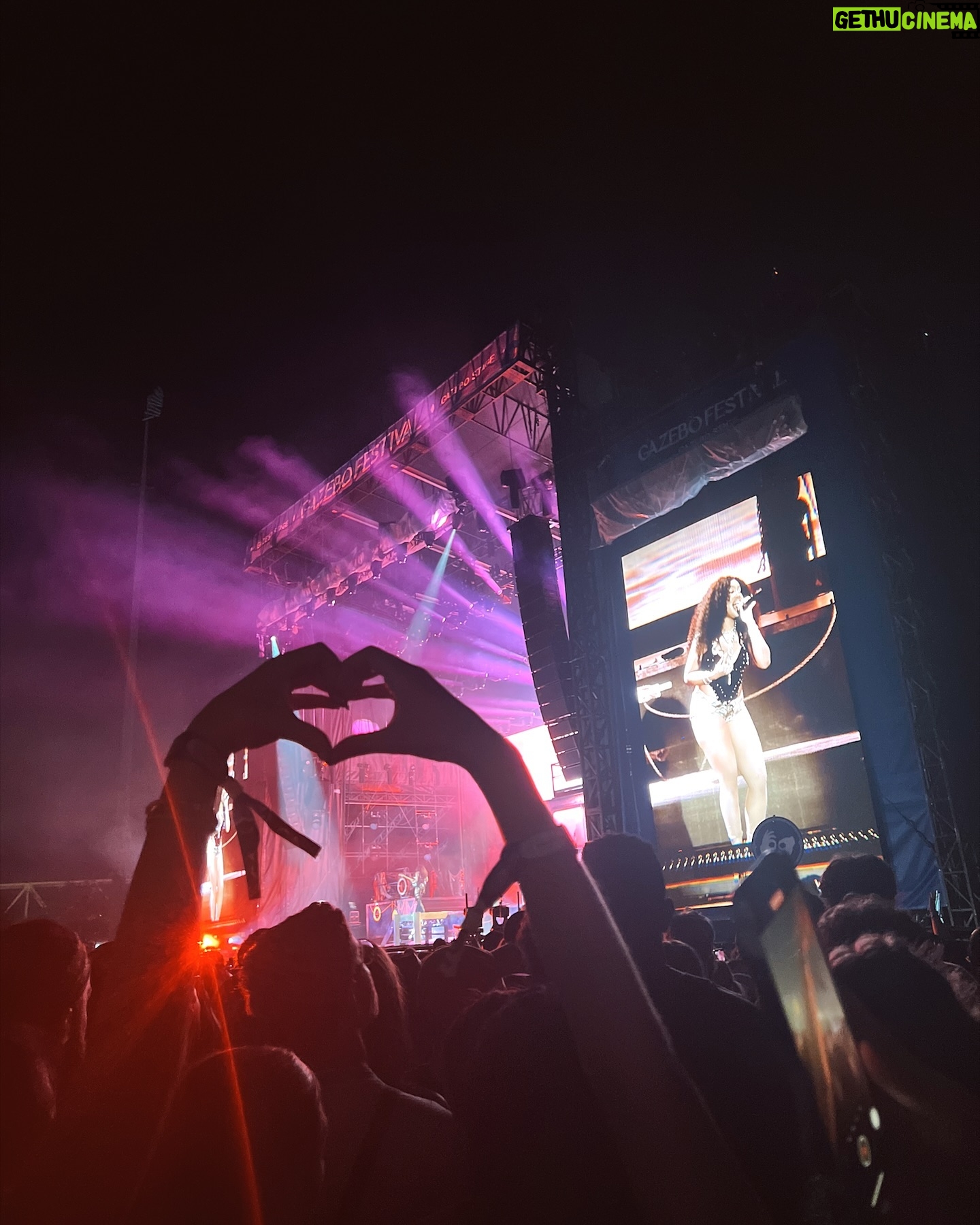 Hannah Colin Instagram - @sza ⭐️ . . . #hannahgracecolin #sza #gazebo #louisville #explorepage #viral #waterfront #concert #bestfriends #aesthetic