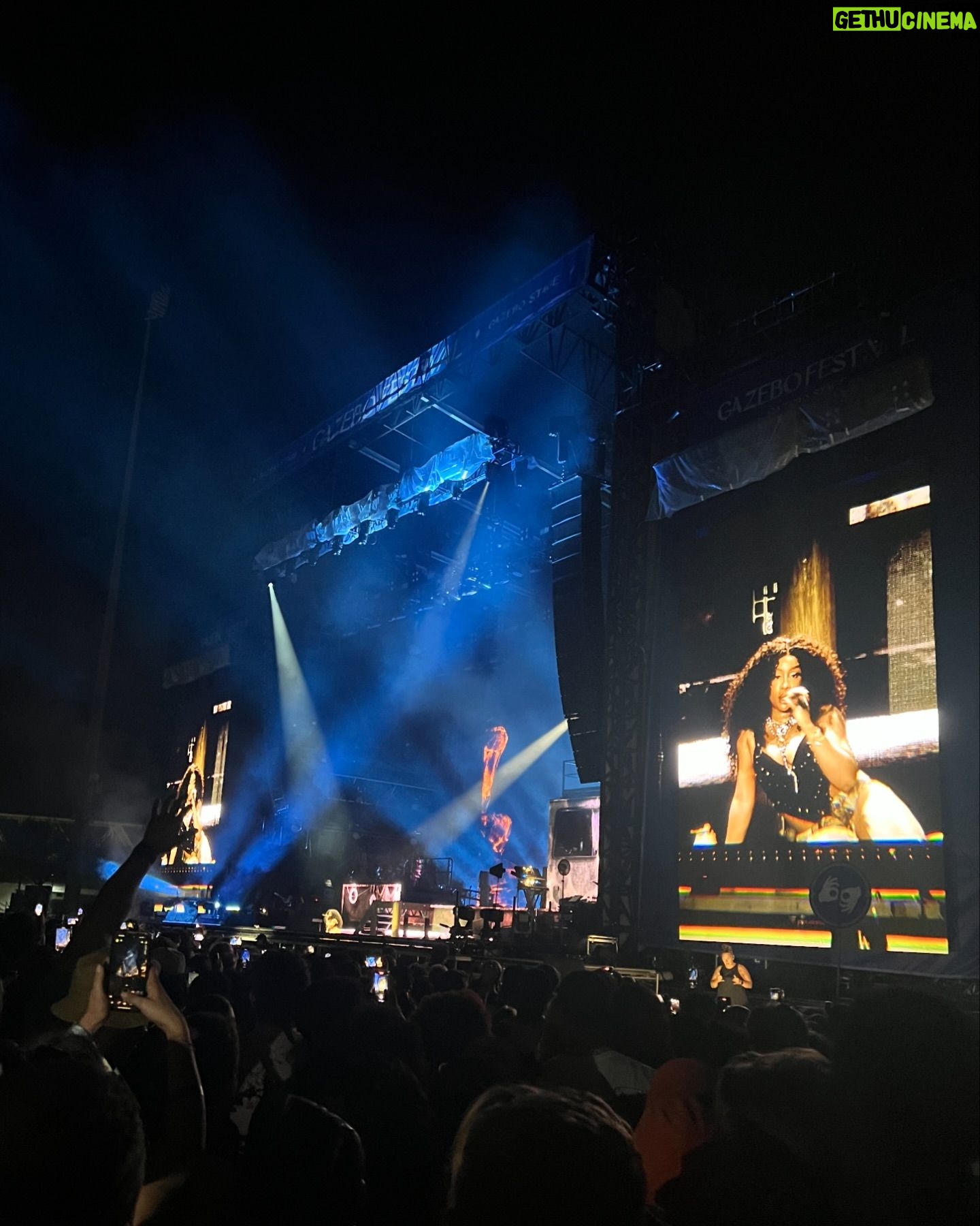 Hannah Colin Instagram - @sza ⭐️ . . . #hannahgracecolin #sza #gazebo #louisville #explorepage #viral #waterfront #concert #bestfriends #aesthetic