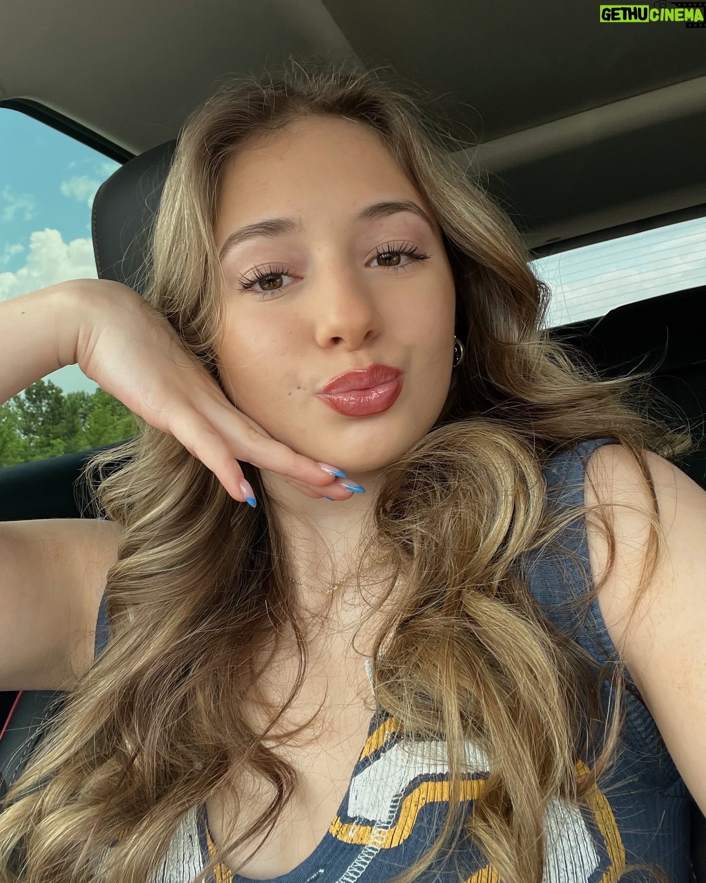 Hannah Colin Instagram - find the good. 🩵☀️ . . . #hannahgracecolin #findthegood #sunrise #beyou #explorepage #selfie #summer #sunshine #selflove #thebestisyettocome