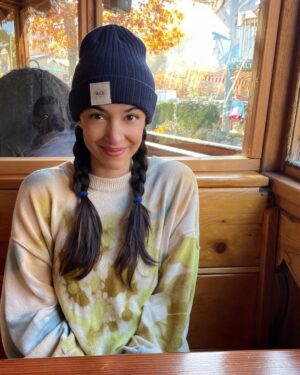 Hannah Simone Instagram - 2024: THE YEAR I GO FULL GARDEN GNOME 🍄🍂🍁