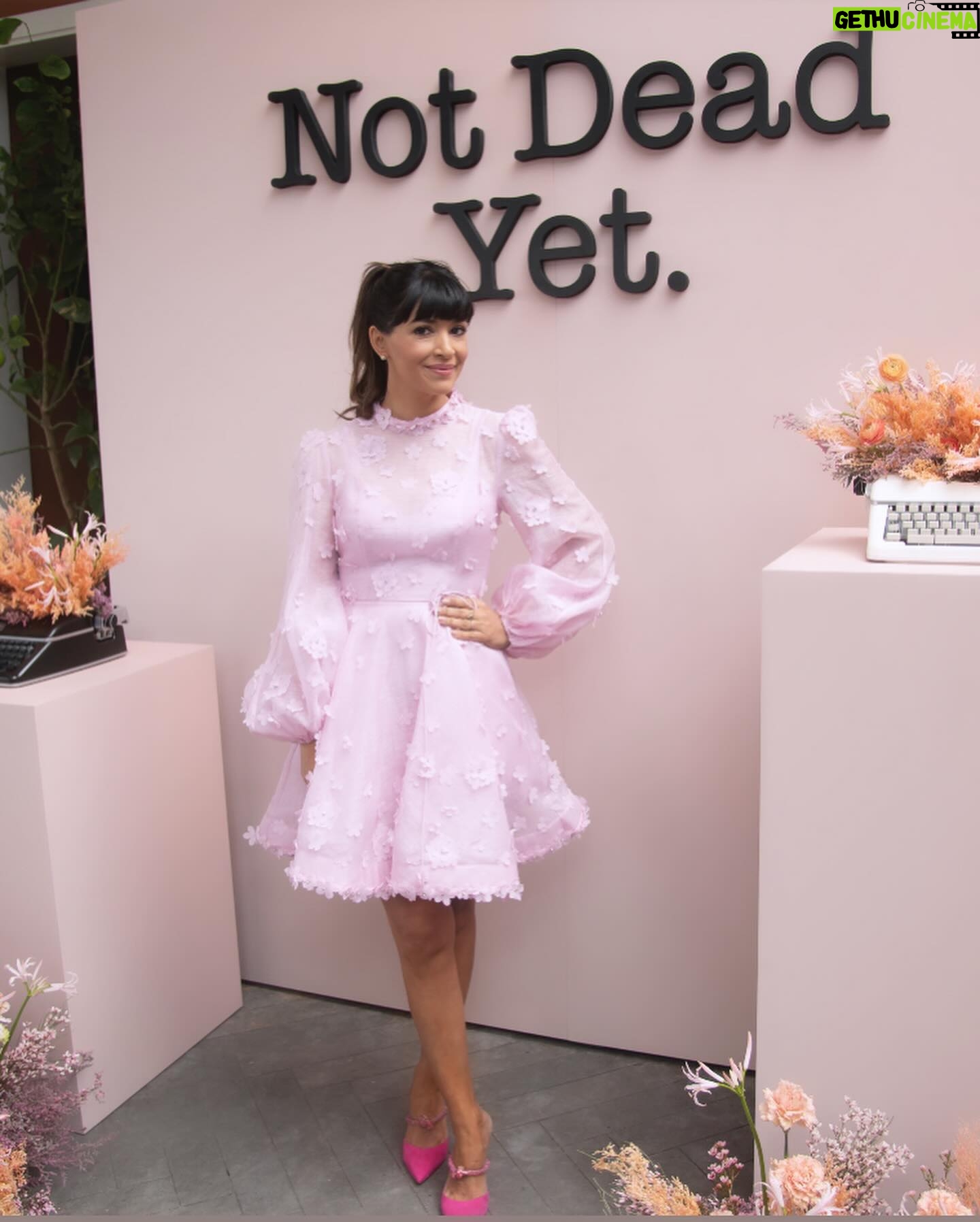 Hannah Simone Instagram - Truly the best day ever celebrating Season Two of Not Dead Yet with my sisters @hereisgina @laurenelizabethash @angelagibbs @caseyteevee and my sweet date @clarkegetty_ . I got to meet so many amazing women and chat about this incredible funny weird new season! What a morning :) see everyone this Wednesday Feb 7 when the show premieres on ABC and then on Hulu! ❤️❤️❤️