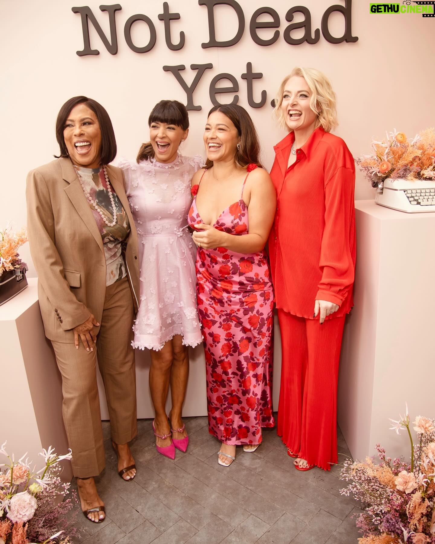 Hannah Simone Instagram - Truly the best day ever celebrating Season Two of Not Dead Yet with my sisters @hereisgina @laurenelizabethash @angelagibbs @caseyteevee and my sweet date @clarkegetty_ . I got to meet so many amazing women and chat about this incredible funny weird new season! What a morning :) see everyone this Wednesday Feb 7 when the show premieres on ABC and then on Hulu! ❤️❤️❤️