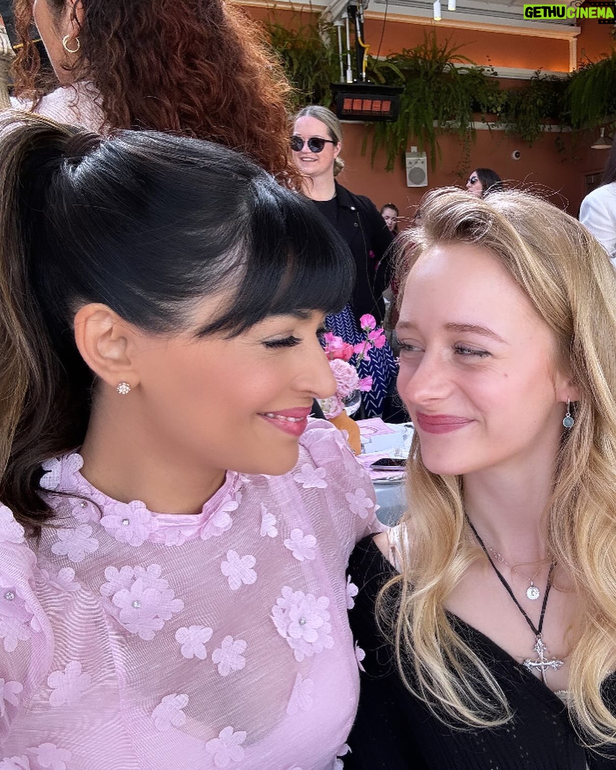 Hannah Simone Instagram - Truly the best day ever celebrating Season Two of Not Dead Yet with my sisters @hereisgina @laurenelizabethash @angelagibbs @caseyteevee and my sweet date @clarkegetty_ . I got to meet so many amazing women and chat about this incredible funny weird new season! What a morning :) see everyone this Wednesday Feb 7 when the show premieres on ABC and then on Hulu! ❤️❤️❤️