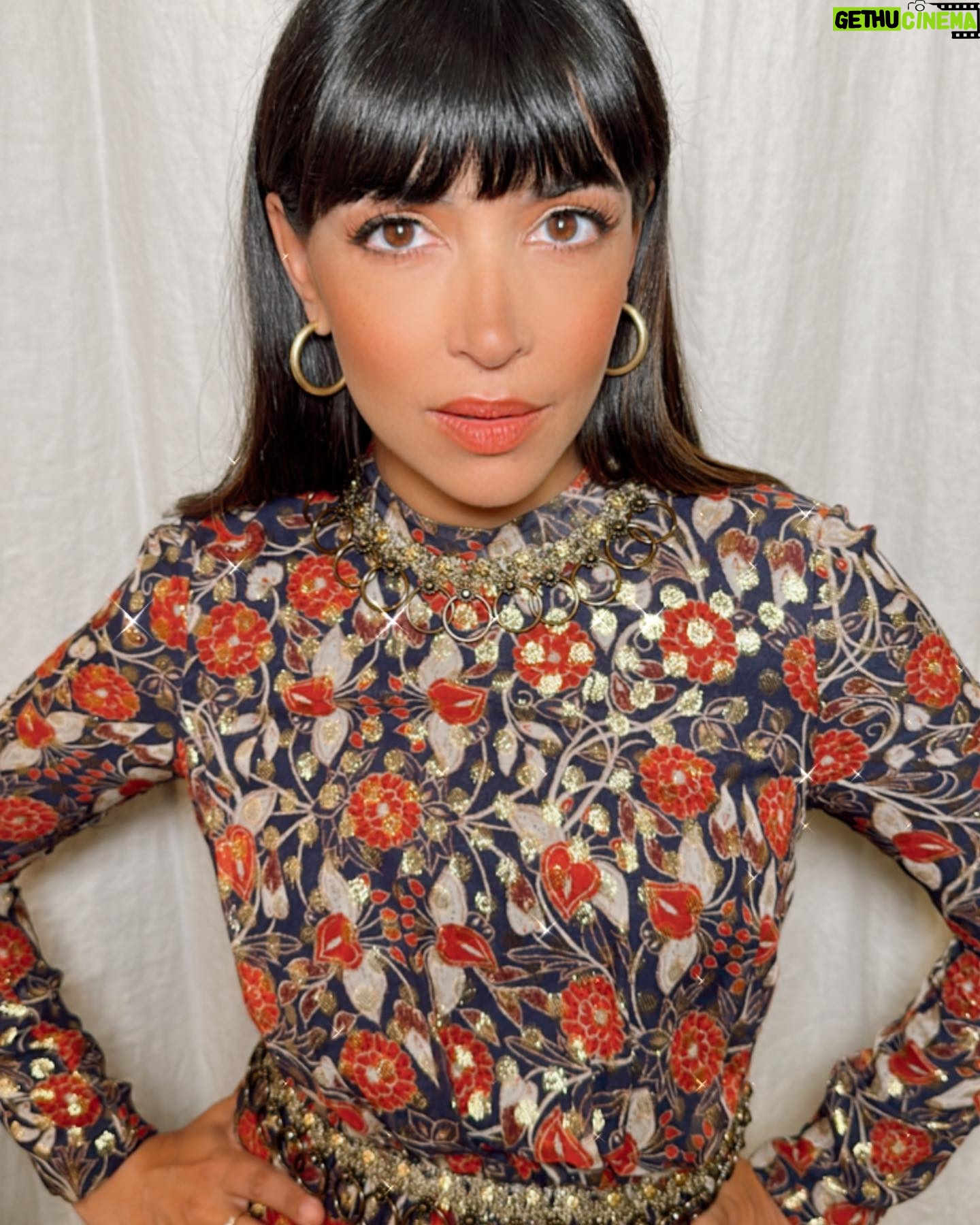 Hannah Simone Instagram - There’s true cosmic mind blowing love and then there’s the feelings I have towards this vintage @toryburch dress 👀❤️👀❤️