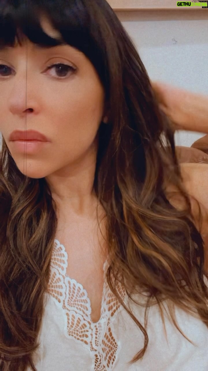 Hannah Simone Instagram - Wrapped the show. Holidaze mode. In jammies all day. 24/7 couch life. Finally get to binge Love Island All Stars and the entire series of Succession because imma diverse one babes and both shows are mine on paper πΊ π₯ πΌ