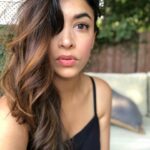 Hannah Simone Instagram – Out in the wild.*

*coffee cup definitely does not contain coffee 😬 😉