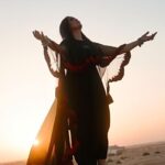 Harshdeep Kaur Instagram - Sometimes Music is the only medicine for the broken heart… Here’s the Teaser of “Yaar Banaaya Tennu” Full song & video releasing tomorrow on my label. Need your love & support 🙏🏼 Composer & Music Producer @abhijitvaghani Lyrics @kunaalvermaa Director @shubh.mukherjee Curated by @mankeet_singh #Harshdeepkaur #sadsong #heartbreak #musicvideo #dubai #desert #newsingle #harshdeepkaurlive