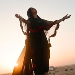 Harshdeep Kaur Instagram - Sometimes Music is the only medicine for the broken heart… Here’s the Teaser of “Yaar Banaaya Tennu” 
Full song & video releasing tomorrow on my label. 

Need your love & support 🙏🏼

Composer & Music Producer @abhijitvaghani 
Lyrics @kunaalvermaa 
Director @shubh.mukherjee 
Curated by @mankeet_singh 

#Harshdeepkaur #sadsong #heartbreak #musicvideo #dubai #desert #newsingle #harshdeepkaurlive