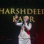 Harshdeep Kaur Instagram - LIVE in Kolkata.. Even the Music feels Mishti 🥰 Stylist @styledbysujata Style Team @rvntkay, @ashwinishajigeorge13 Outfit @urmilofficial Jewellery @adwita_jewels MUA @priyankaarora22 #HarshdeepKaur #HarshdeepKaurLive #Sufiyana