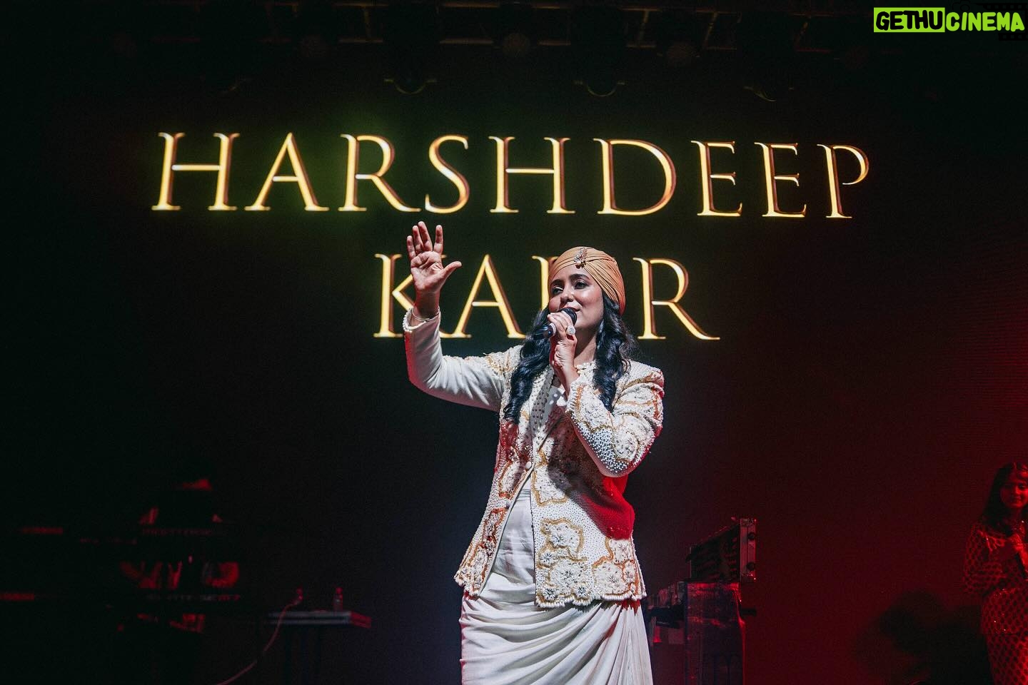 Harshdeep Kaur Instagram - LIVE in Kolkata.. Even the Music feels Mishti 🥰 Stylist @styledbysujata Style Team @rvntkay, @ashwinishajigeorge13 Outfit @urmilofficial Jewellery @adwita_jewels MUA @priyankaarora22 #HarshdeepKaur #HarshdeepKaurLive #Sufiyana