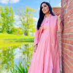 Harshdeep Kaur Instagram - Heer in London.. Soaking in the Sun after a wonderful day gig at this beautiful venue 🫶🏼 Styling @styledbysujata Outfit @toraniofficial Bracelet and ring @chotteylalsons Style Team @stylebyrounak_, @_shivanya.m_ #harshdeepkaur #Heer #harshdeepkaurlive #london