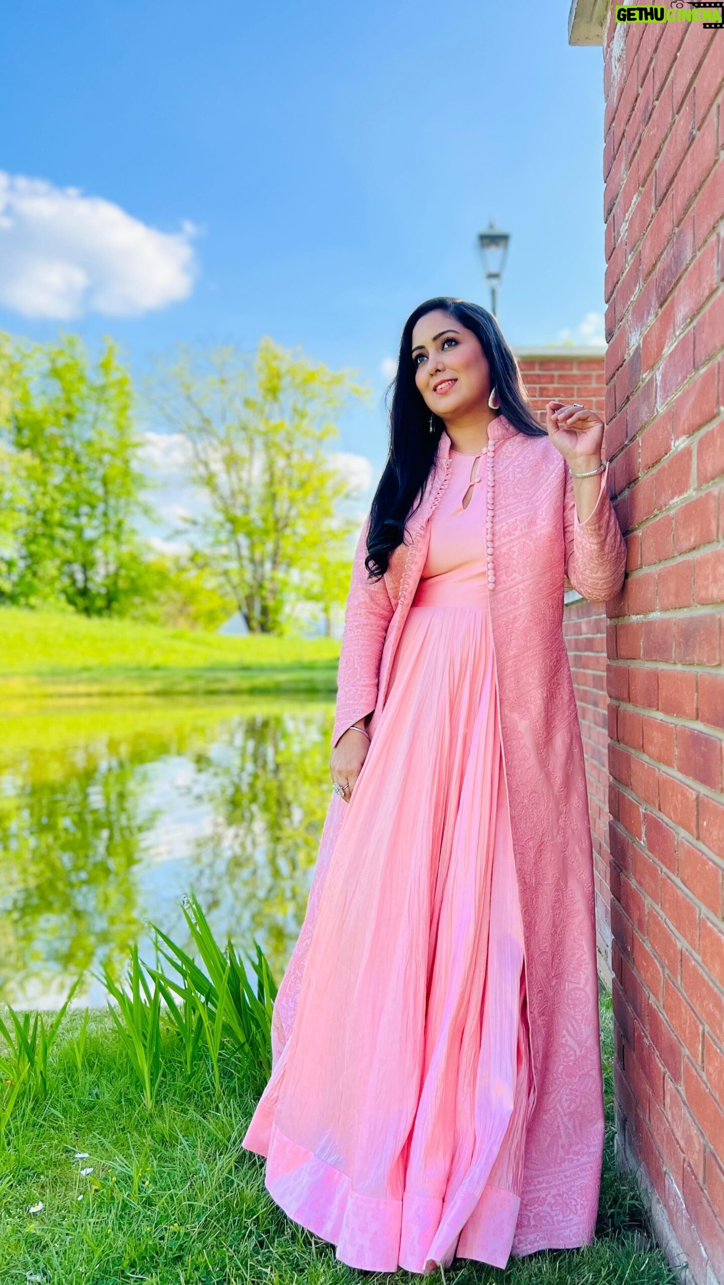 Harshdeep Kaur - 21.9K Likes - Heer in London.. Soaking in the Sun after a wonderful day gig at this beautiful venue 🫶🏼
Styling @styledbysujata
Outfit @toraniofficial
Bracelet and ring @chotteylalsons
Style Team @stylebyrounak_, @_shivanya.m_
#harshdeepkaur #Heer #harshdeepkaurlive #london