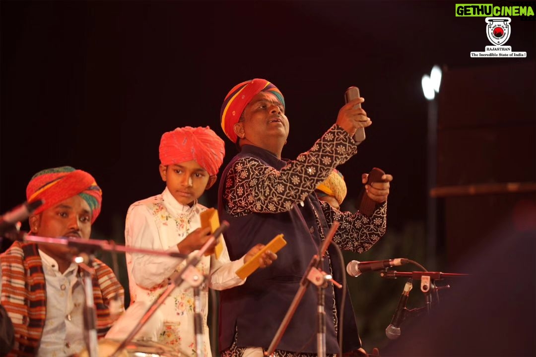 Harshdeep Kaur Instagram - The Desert Festival in the Golden City was a sight to behold, with enchanting cultural performances by renowned singer Harshdeep Kaur, Rajasthani folk artist Tagaram Bheel, and mesmerizing Kalbelia dance by Gulabo Devi. It was truly a dazzling showcase of talent. #TyoharonKaDes #ColoursOfIndia #DesertFestival #Jaisalmer #Harshdeepkaur #ExploreRajasthan #Travelrajasthan #RajasthanTourism #Rajasthan