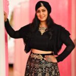 Harshdeep Kaur Instagram - 🖤🩷 #HarshdeepKaurLive Outfit @haneetsingh_official Jewellery @aadamyastore Styling @styledbysujata Asst @sia_03_ @charvi_oswal03