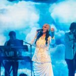 Harshdeep Kaur Instagram - LIVE in Kolkata.. Even the Music feels Mishti 🥰 Stylist @styledbysujata Style Team @rvntkay, @ashwinishajigeorge13 Outfit @urmilofficial Jewellery @adwita_jewels MUA @priyankaarora22 #HarshdeepKaur #HarshdeepKaurLive #Sufiyana