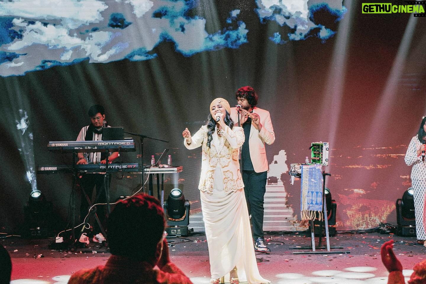 Harshdeep Kaur Instagram - LIVE in Kolkata.. Even the Music feels Mishti 🥰 Stylist @styledbysujata Style Team @rvntkay, @ashwinishajigeorge13 Outfit @urmilofficial Jewellery @adwita_jewels MUA @priyankaarora22 #HarshdeepKaur #HarshdeepKaurLive #Sufiyana