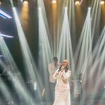 Harshdeep Kaur Instagram - LIVE in Kolkata.. Even the Music feels Mishti 🥰 Stylist @styledbysujata Style Team @rvntkay, @ashwinishajigeorge13 Outfit @urmilofficial Jewellery @adwita_jewels MUA @priyankaarora22 #HarshdeepKaur #HarshdeepKaurLive #Sufiyana