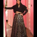Harshdeep Kaur Instagram - 🖤🩷 #HarshdeepKaurLive Outfit @haneetsingh_official Jewellery @aadamyastore Styling @styledbysujata Asst @sia_03_ @charvi_oswal03