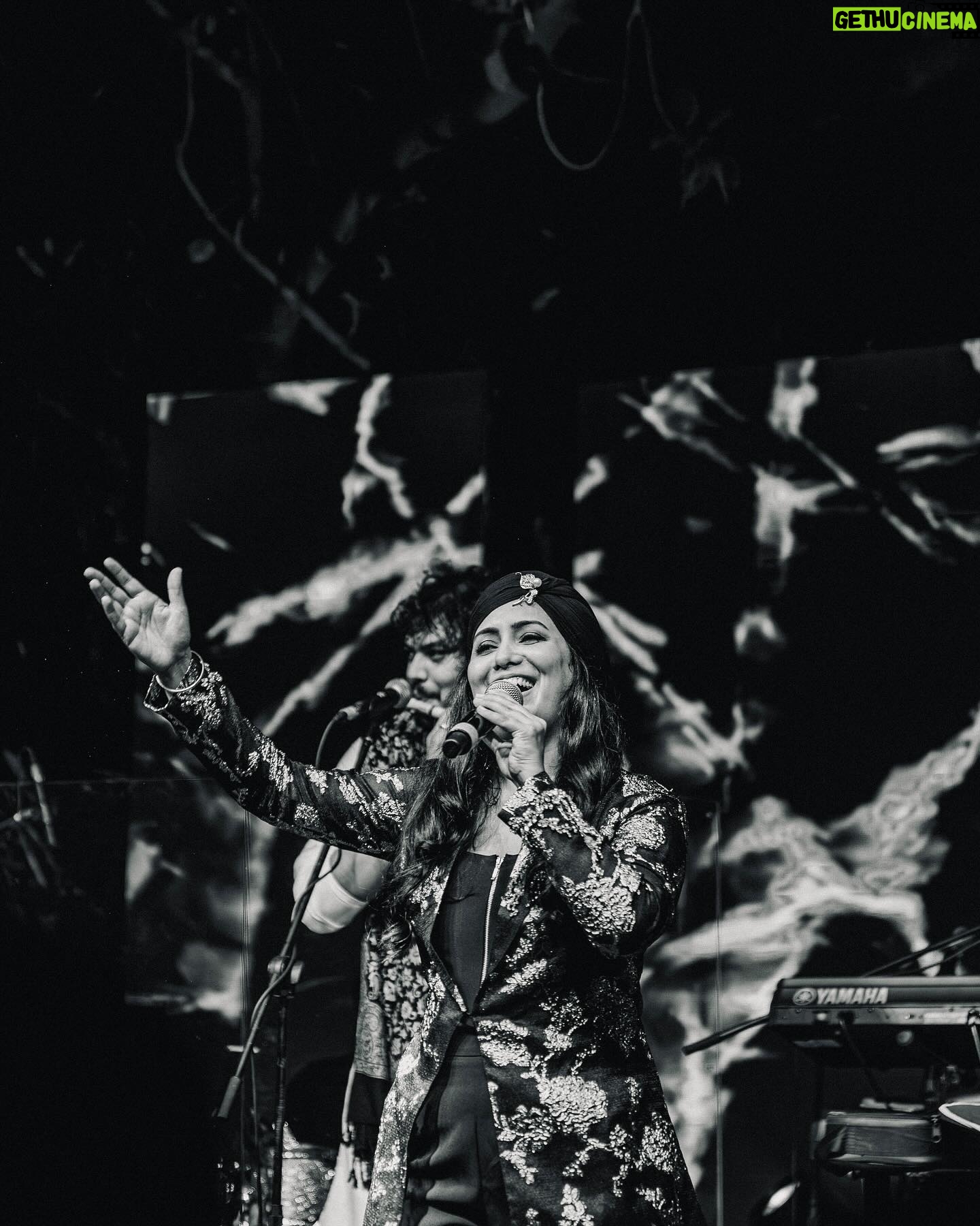 Harshdeep Kaur Instagram - Had a great time performing at the DLF Club for a wonderful audience 🤍 Thank you @elishawadhwaniofficial for this stunning & smart outfit 🫶🏼 Photo : @ziyaadmedia.in #harshdeepkaurlive #harshdeepkaur #dlfgolfandcountryclub #dlfresidences #corporategig
