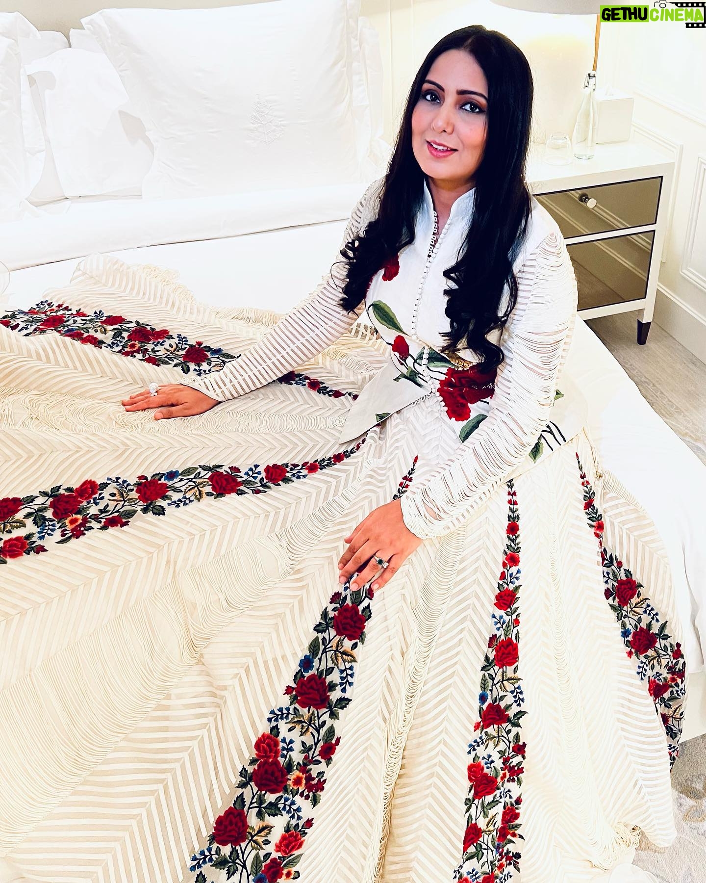 Harshdeep Kaur Instagram - Roses are Red πΉ ok Iβm going to bed π π΄π #PostGigPhotoSession Outfit @rohitbalofficial Jewellery @prismjewelryofficial Stylist @styledbysujata Asst @sia_03_ #harshdeepkaur #harshdeepkaurlive #liveindoha #doha #sufiyana #rohitbal #ootd #lifeofanartist