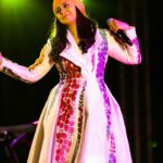 Harshdeep Kaur Instagram - Sir.. Saaz aur Sand Dunes 🏜️ #HarshdeepKaurLive @ Jaisalmer Desert Festival 2024! Outfit @samantchauhan Styling @styledbysujata Jewellery @aadamyastore Asst. @sia_03_