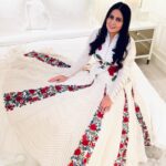 Harshdeep Kaur Instagram - Roses are Red 🌹 ok I’m going to bed 🛌 😴😄 #PostGigPhotoSession Outfit @rohitbalofficial Jewellery @prismjewelryofficial Stylist @styledbysujata Asst @sia_03_ #harshdeepkaur #harshdeepkaurlive #liveindoha #doha #sufiyana #rohitbal #ootd #lifeofanartist