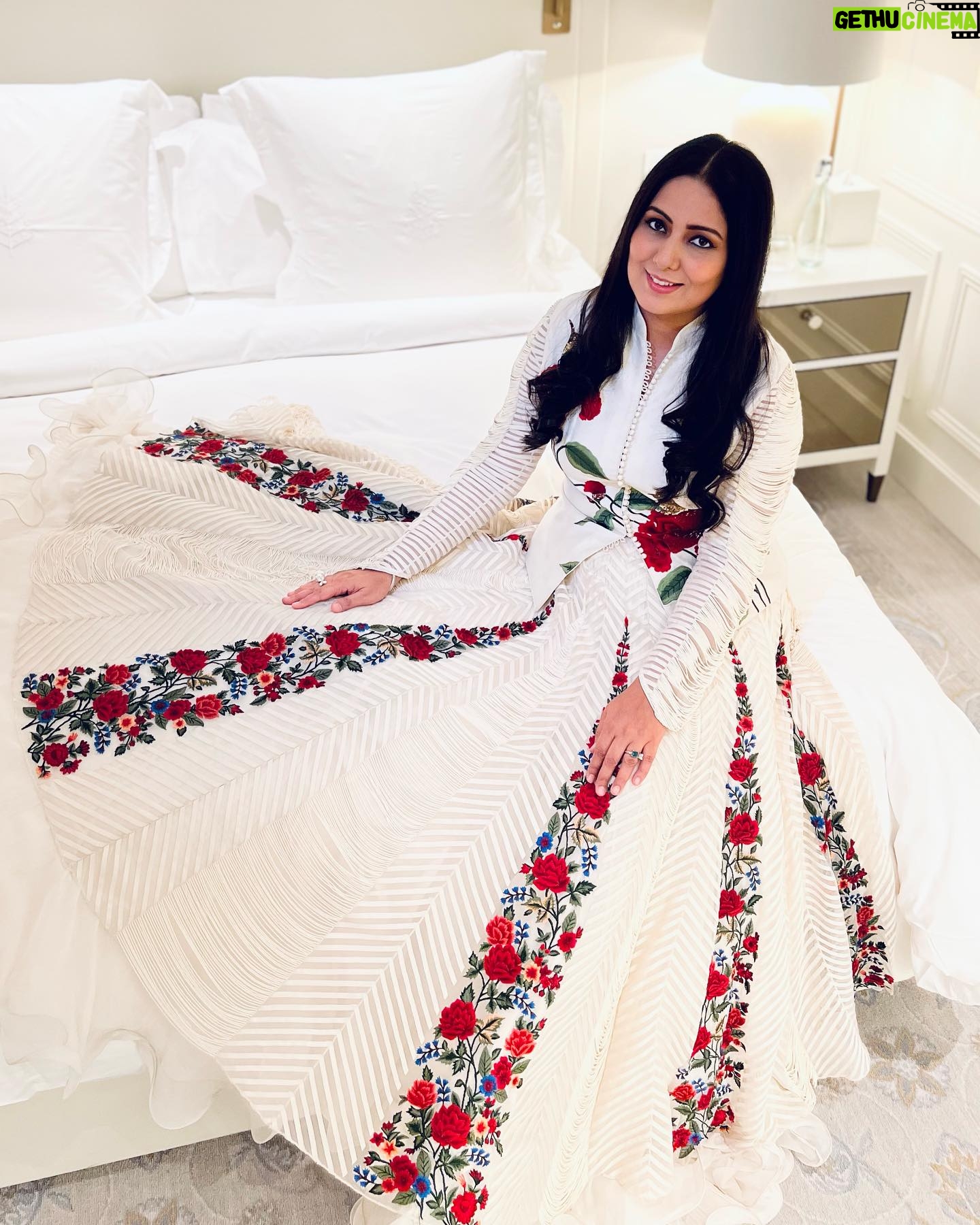 Harshdeep Kaur Instagram - Roses are Red πΉ ok Iβm going to bed π π΄π #PostGigPhotoSession Outfit @rohitbalofficial Jewellery @prismjewelryofficial Stylist @styledbysujata Asst @sia_03_ #harshdeepkaur #harshdeepkaurlive #liveindoha #doha #sufiyana #rohitbal #ootd #lifeofanartist