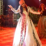Harshdeep Kaur Instagram - Sir.. Saaz aur Sand Dunes 🏜️ #HarshdeepKaurLive @ Jaisalmer Desert Festival 2024! Outfit @samantchauhan Styling @styledbysujata Jewellery @aadamyastore Asst. @sia_03_