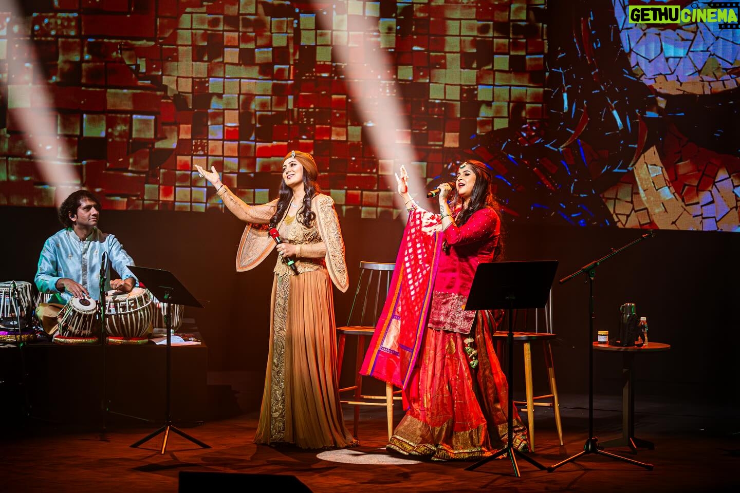 Harshdeep Kaur Instagram - The stage was set, the lights were bright, and the audience was filled with music enthusiasts! A night filled with music, harmony, magical voices of living legends, it was an absolute honour to share stage with the iconic @kaushiki_sings ji, @prachee_shah_paandya & @arunasairam.carnaticmusic ji✨ Mile Sur mera tumhara echoed through The Grand Theatre as the audience sang along with us! Thank you nmacc for the unforgettable experience, it felt surreal to perform here. Also can’t help but mention Nita ji’s brainchild, The Grand Theatre, NMACC, Hands down to the details behind creating this exceptionally out of this world venue, from aesthetics to acoustics it’s unmatched! #HarshdeepKaurLive #NMACC #RememberingTheDivas
